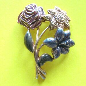 Vintage gold tone floral rose brooch